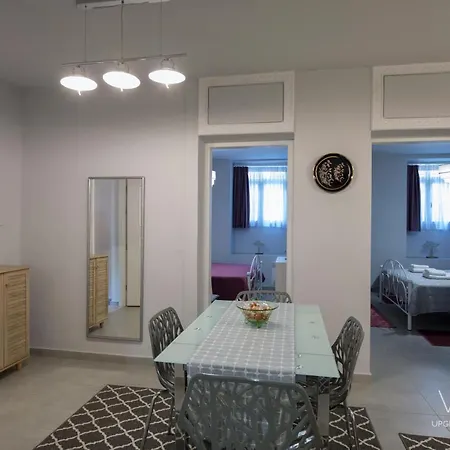 The Emerald City Central Apartment, 2-bdrms Apartment